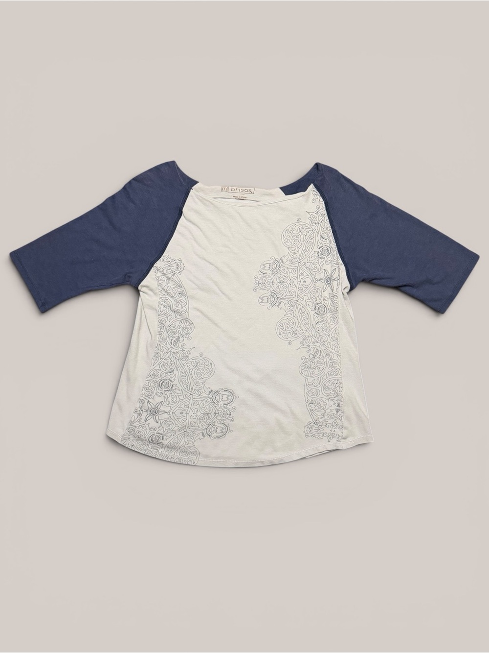Y2K Brisa’s White Raglan Top with Floral Details and Blue 3/4 Sleeves